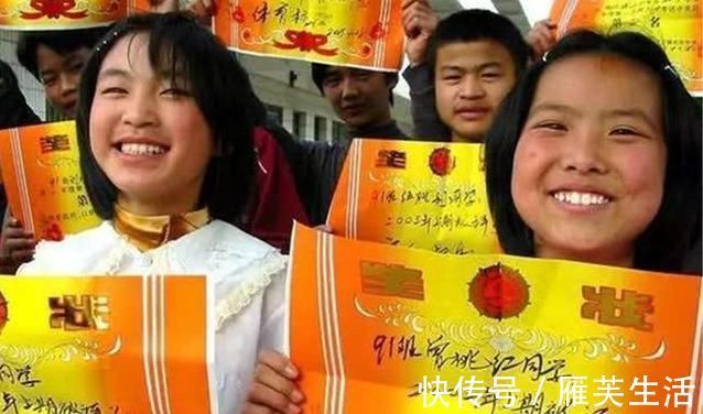 小张|孩子的奖状贴满墙,父母却“满脸忧愁”,网友:换谁也高兴不起来