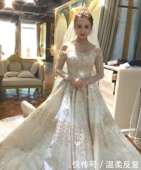 准新娘试穿婚纱,在她抬起头的那一刻,网友:是嫁给了爱情!