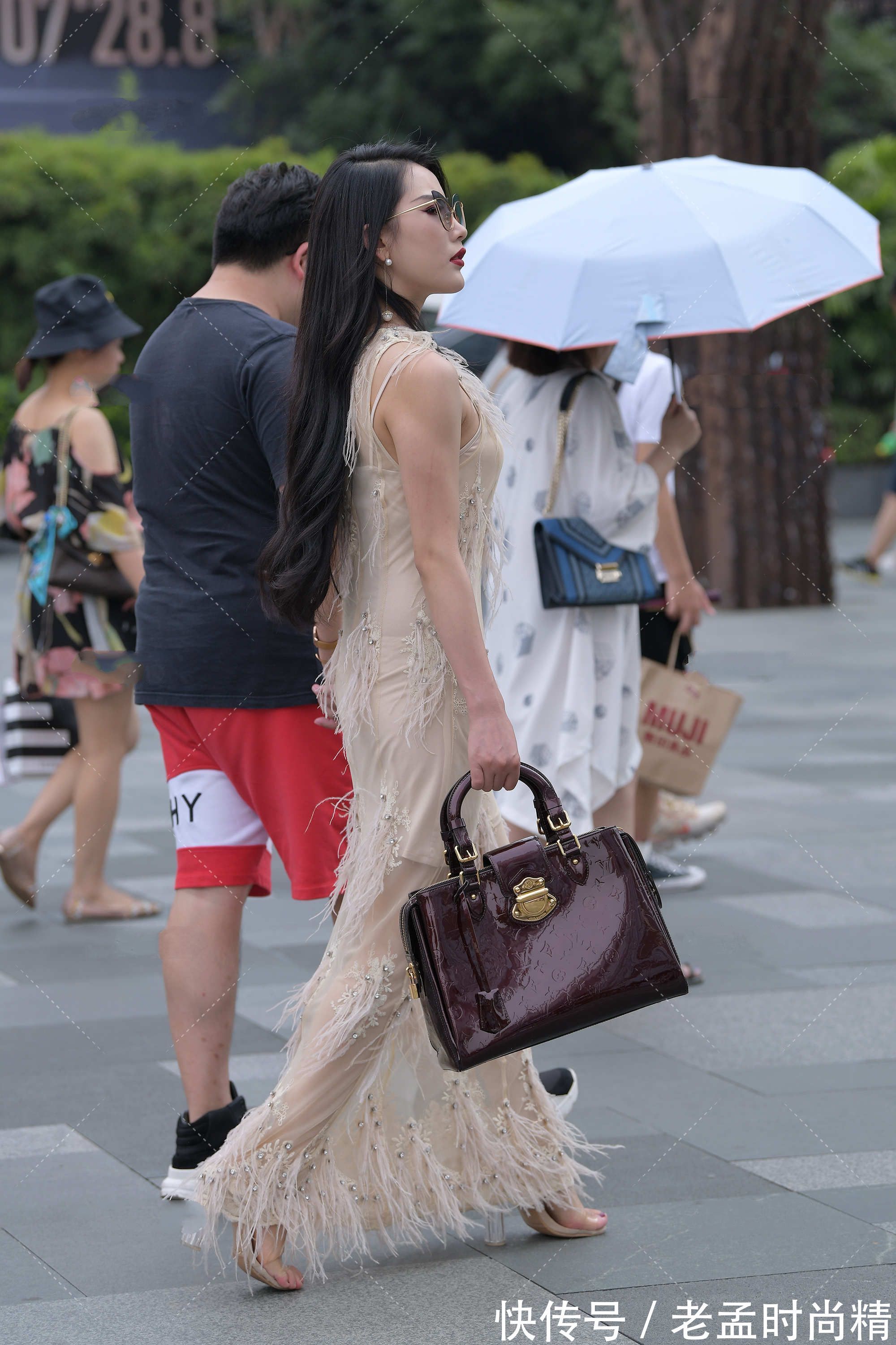 礼服|嫩粉色修身长裙, 利用羽毛打造流苏质感, 仙气飘飘, 满满的高级感