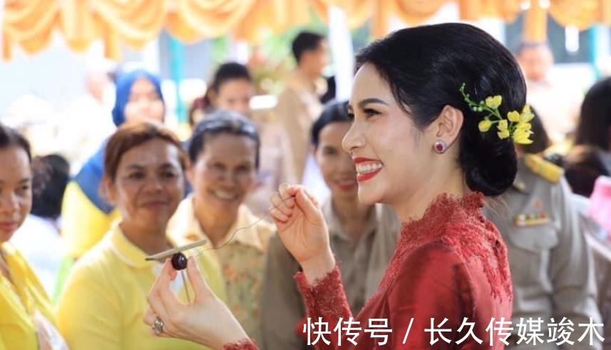 蕾丝|诗妮娜新造型好美,头上佩戴纯白色发箍,深情注视69岁泰王