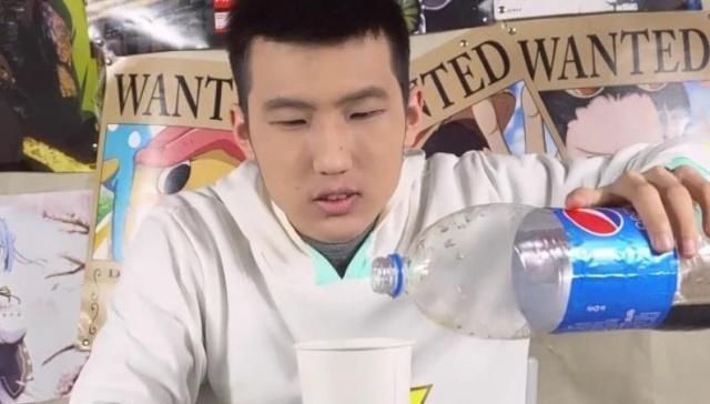 一大瓶百事可乐能倒几杯肯德基的可乐看完你会恍然大悟