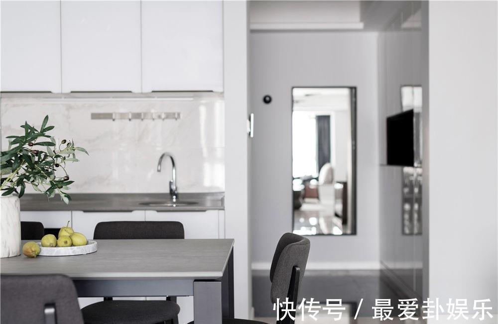 餐边柜|经典的黑白灰作为主色调,加入一些柔和的元素,打造舒适的四居室