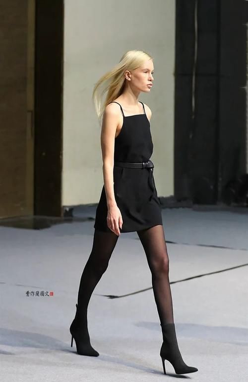 越穿越有门道的黑丝美女，眼神迷离吸引人