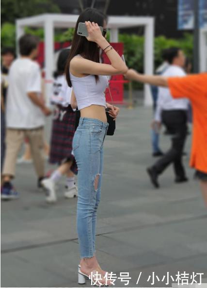 吊带|白色吊带衬衫搭配破洞紧身牛仔裤,修身大气,面料轻薄有质感