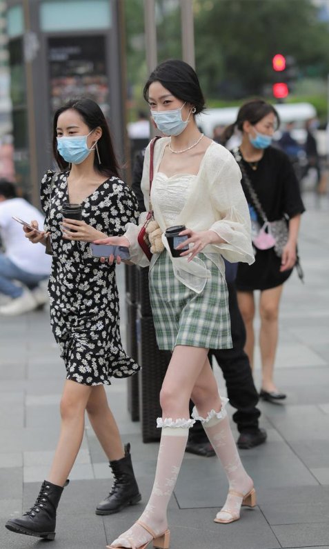 年轻女孩穿格纹裙,试试维希格纹+蕾丝花边袜,彰显青春之美