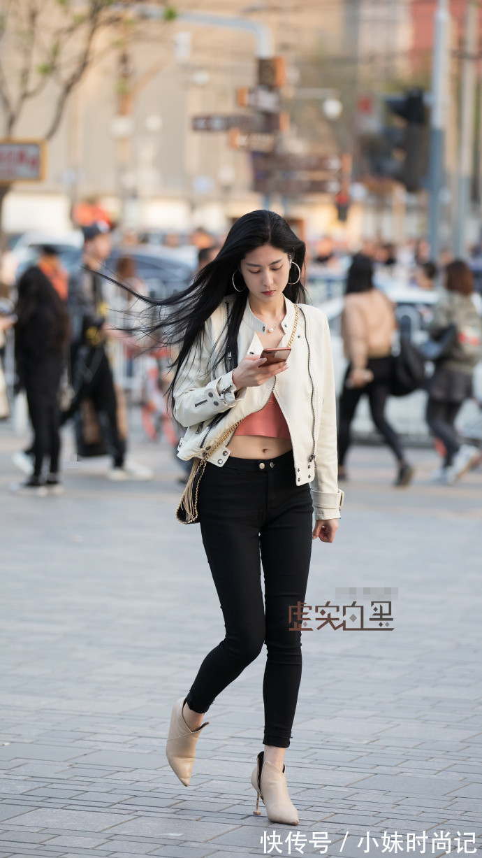 蓝白条纹阔腿裤|街拍,白衬衫搭配蓝白条纹阔腿裤,休闲又有范!