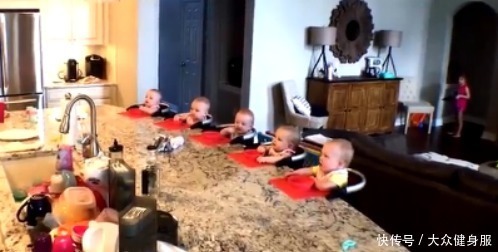 五胞胎|5胞胎排排坐等妈妈喂饭,看到妈妈出现后,小家伙表情萌翻了!