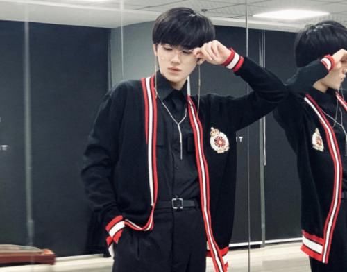 宋亚轩穿便装录节目，却意外露出衣服下一行小字，摄像师吓得手都发抖