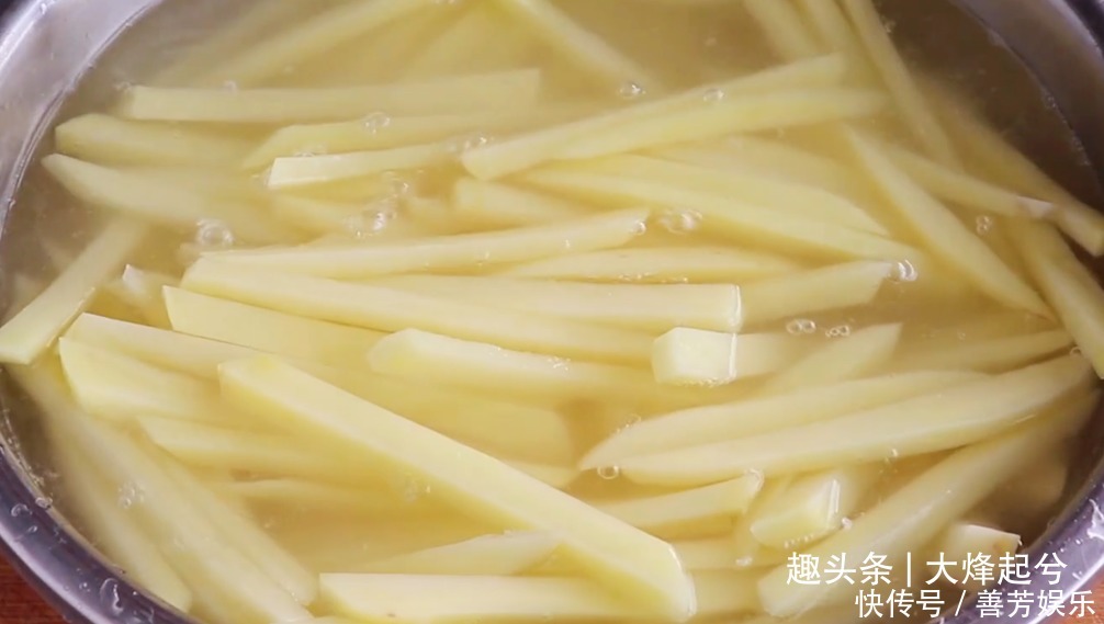 爱吃薯条请收藏，教你2个诀窍，金黄酥脆，一次做一大盆不够吃