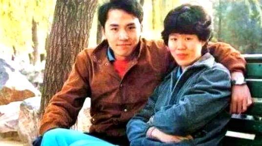 珍妮弗|郎平前夫为女儿15年不娶,年近60再婚生子,如今这样评价郎平
