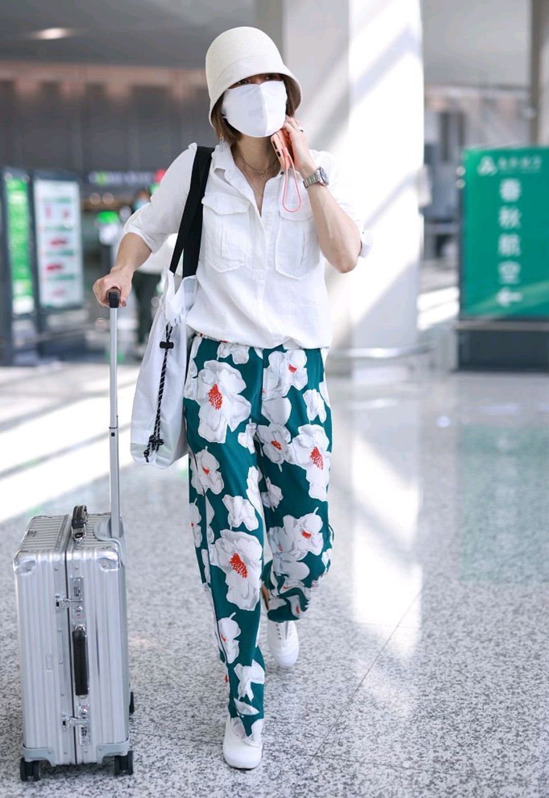 光泽感|马伊琍真是个“衬衫控”,白衬衫配印花阔腿裤简约清爽,减龄大气