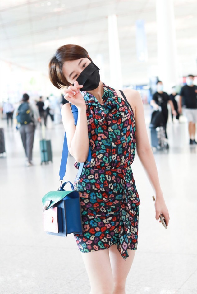 小姐姐|蓝盈莹又“火”了，穿碎花连衣裙清新减龄，秀出“漫画腿”好抢镜