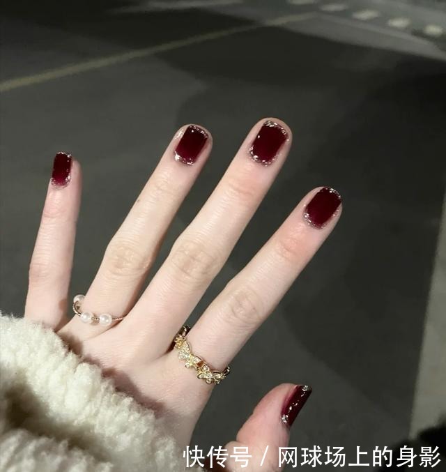 梅子色|是时候做美甲了,这几款新年美甲时髦又显白,高级感满满