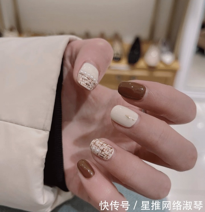 超有名媛范儿的甜美小香风美甲，精致不浮夸，千万别错过