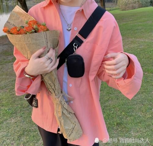 美skr 今年流行一种新穿法,叫衬衫+“卫裤”,时髦还显瘦,美skr人