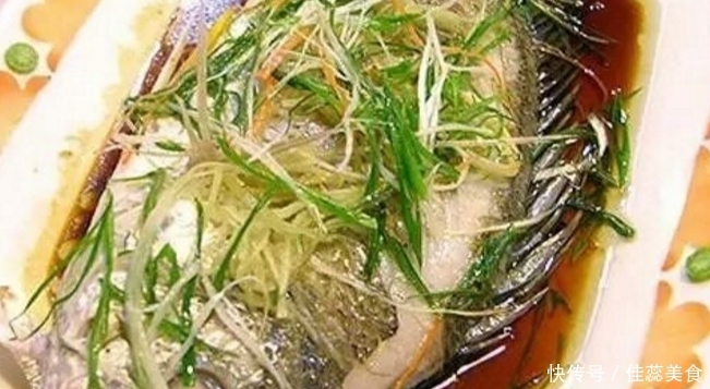 蒸鱼不鲜不嫩有腥味,关键少了“开头一步”,下次别再忽视了!