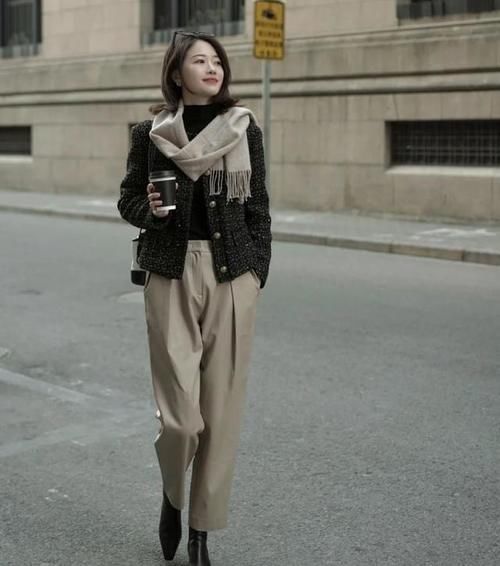 “九分裤+打底衫”,这才是早春正确穿搭方式,轻熟风十足