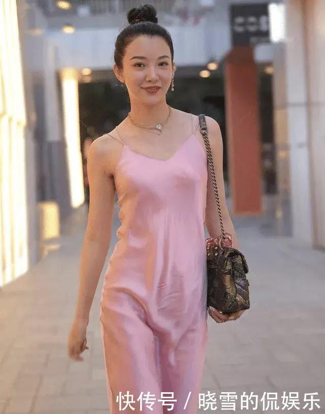 荷叶罗裙一色裁,芙蓉向脸两边开,吊带连衣裙演绎的优雅从容之美