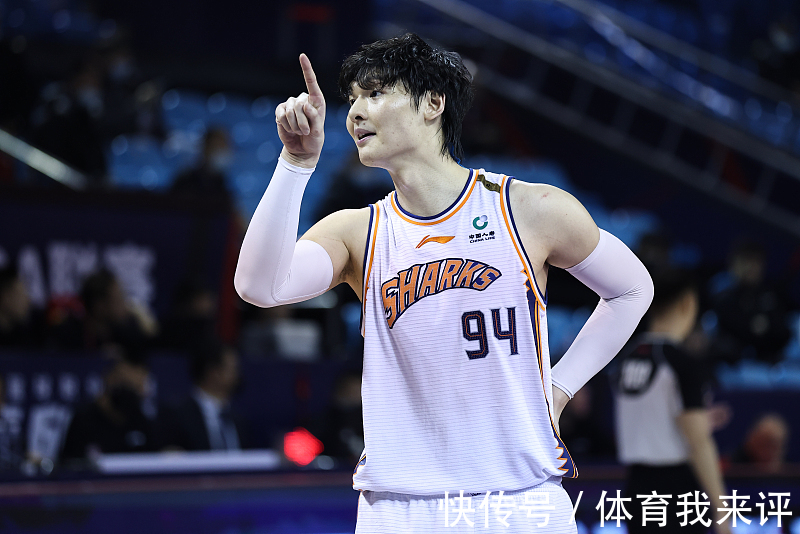 外线|27分钟狂轰18+7!关键时刻连得5分展现价值,成上海男篮重要一环