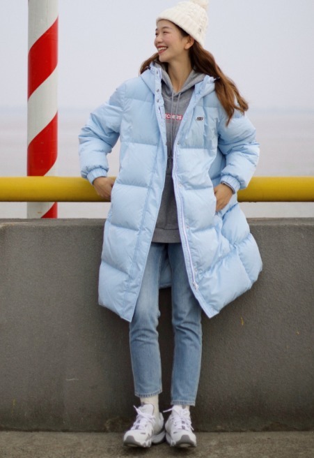 利落|羽绒服别光买黑白灰,今年流行这件“婴儿蓝”,显白还很减龄!