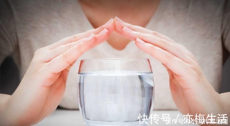 雌激素|长寿的女性,往往手上会有“表现”,若你也有,可能也会长寿