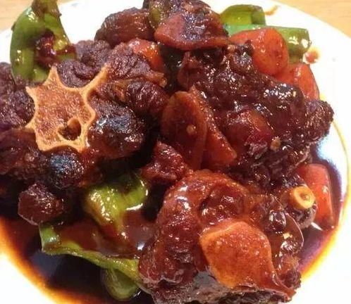 将清理好的猪头肉切成大小均匀的块，营养美味，大肠蘸酱吃，学会做给家人尝尝吧