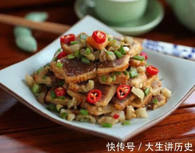 大学食堂里的饭菜个个别出心裁，学生看完泪流满面，太有心了