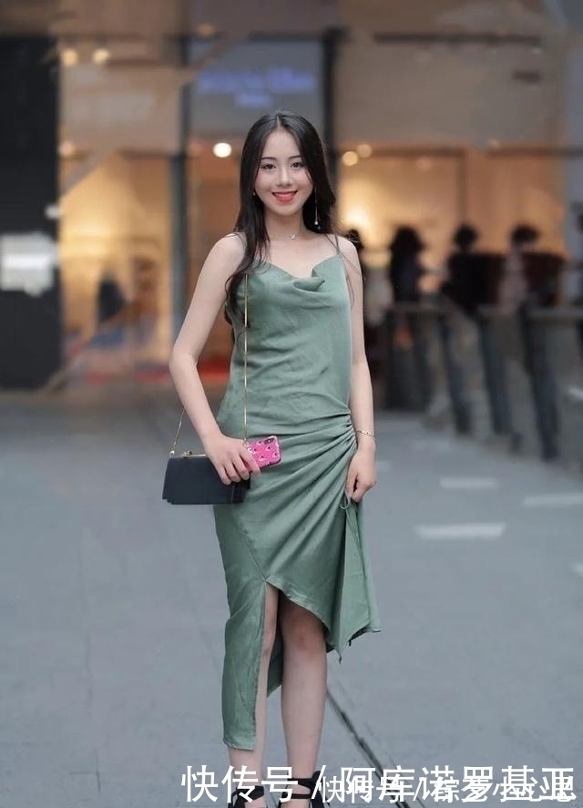 连衣裙 藏青色连衣裙搭配绑带高跟鞋,简约时尚,自信大方