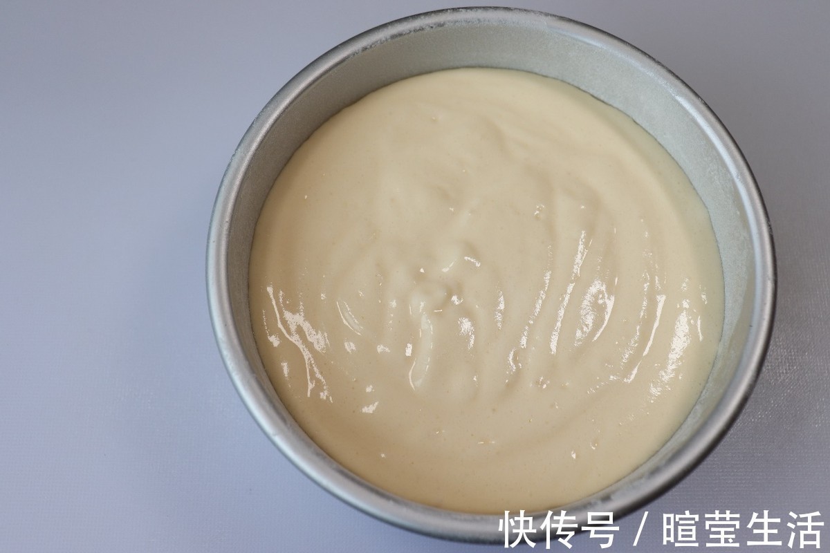 自制酸奶蛋糕，松软香甜，比戚风蛋糕还要好吃，做法很简单