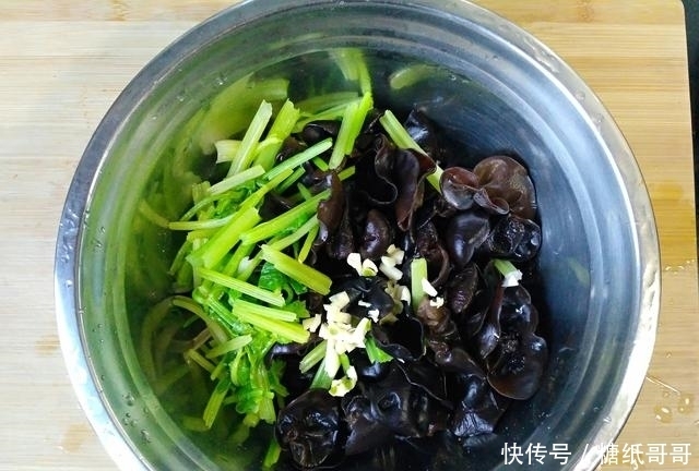 这道凉拌菜爽口开胃，做法简单，常吃能清理血管，预防三高