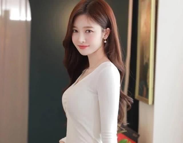 白色打底搭配简约的时尚搭配修身牛仔裤,穿着华丽帅气