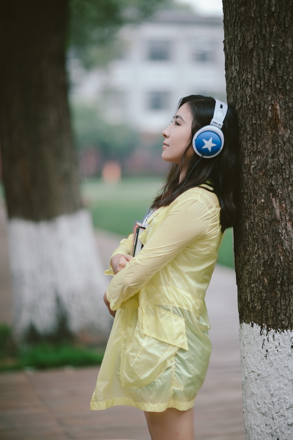 气质唯美川大校花校园摆拍