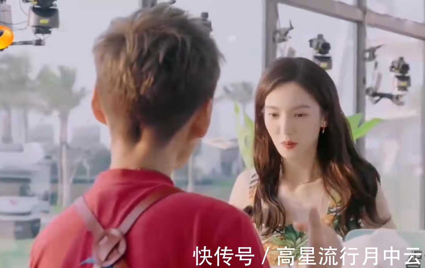 金晨试吃芒果干，“直接用手抓”引起热议，淑女形象备受争议