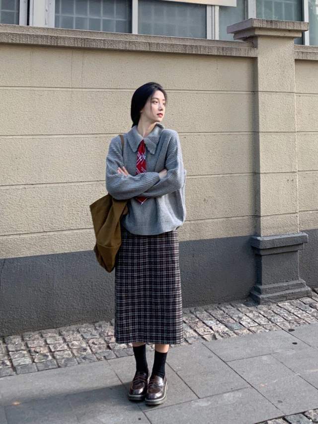 上身 秋冬季节想要穿出氛围感,红色毛衣搭配牛仔裤,高级又显气质