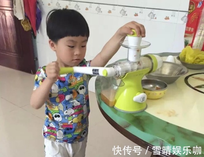 人工作|女大学生因“懒”出名,自制“零食帘”吃喝在床上,臭袜子攒一盆
