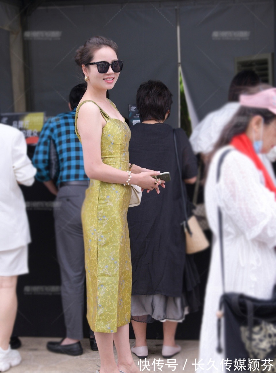 吊带|牛仔裤如此的休闲简约,而且又特别百搭,搭配体恤就很漂亮了