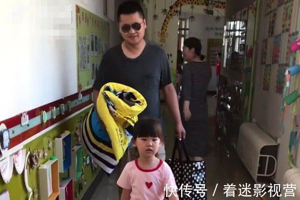 气场|“保镖奶爸”送娃上幼儿园火了,气场,步伐没谁了