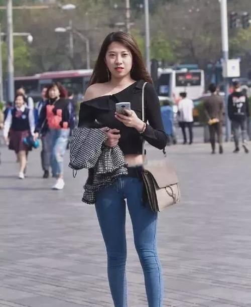 大长腿 牛仔裤轻松展现女性的美，塑造性感身材，果然微胖身材才是极品