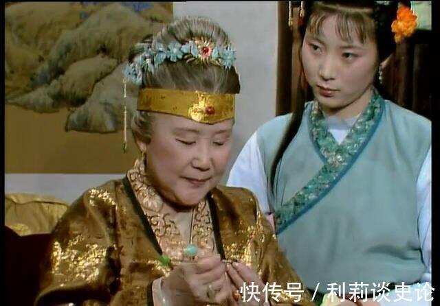 指责$贾母为何在元宵节公开指责袭人拿大?原来大有深意