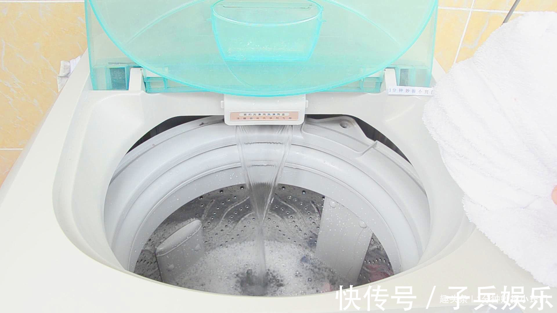 洗衣服时不要只放洗衣粉,教你一个诀窍,洗完后跟新买的一样干净