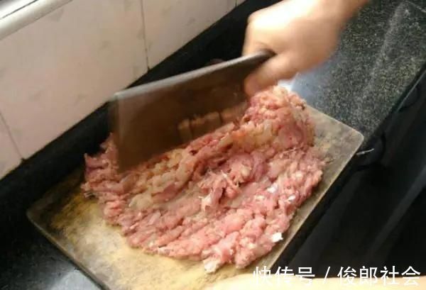 拌肉馅时，料酒去腥是错的多加2样东西，汁水更多更入味