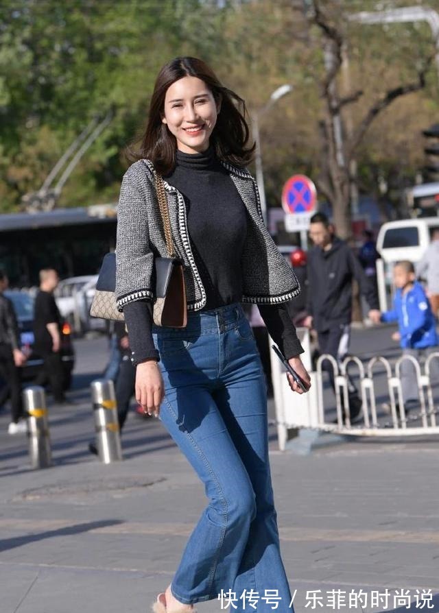 牛仔 初春穿搭风格秀，喇叭款低腰牛仔搭配黑色针织打底衫外加开衫毛衣！