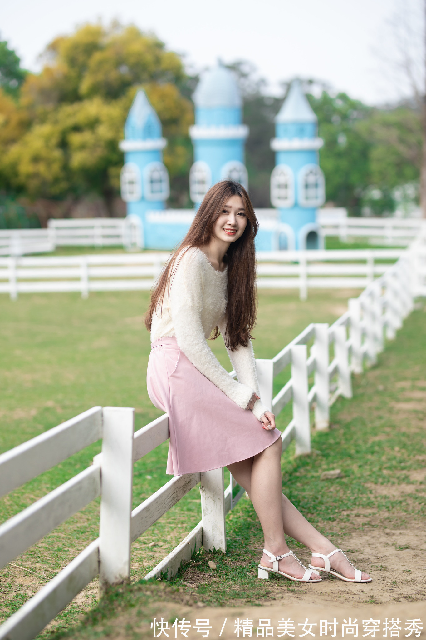 穿搭 甜美减龄的穿搭:粉色半身裙+白色小凉鞋,温柔甜美