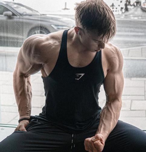 一身肌肉|他14岁开始健身，18岁一身肌肉炸裂，却被网友嘲健身早，长不高