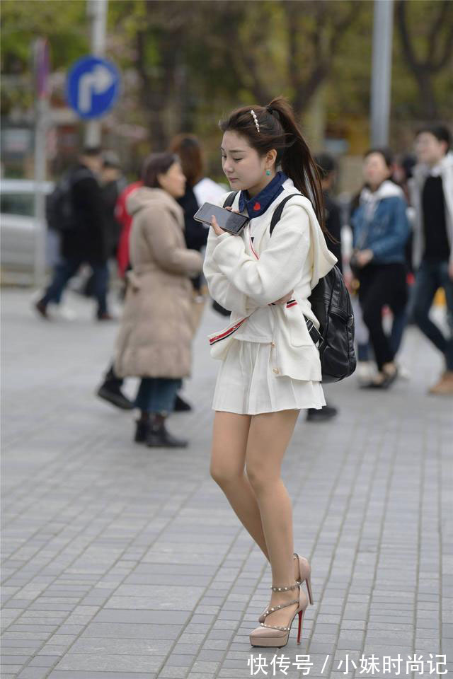 春天|街拍白色百褶裙气质美女,配10多厘米的细高跟,这样走路累吗?