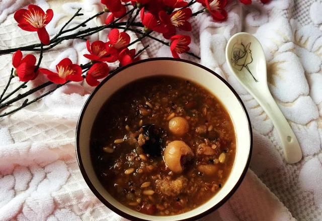 腊八节来临，12样食材熬一锅腊八粥，香甜软糯易消化，好喝营养高