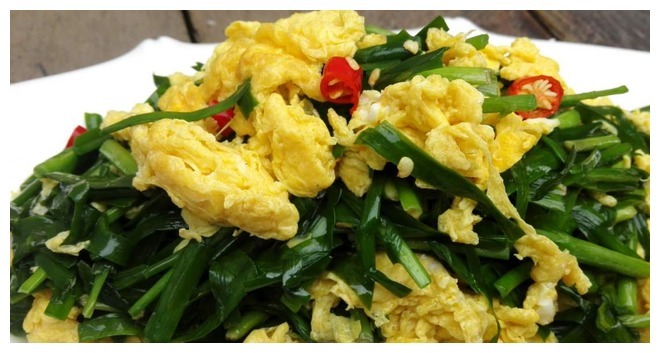 韭菜炒鸡蛋，一起炒还是分开炒教你正确做法，韭菜翠绿鸡蛋嫩滑