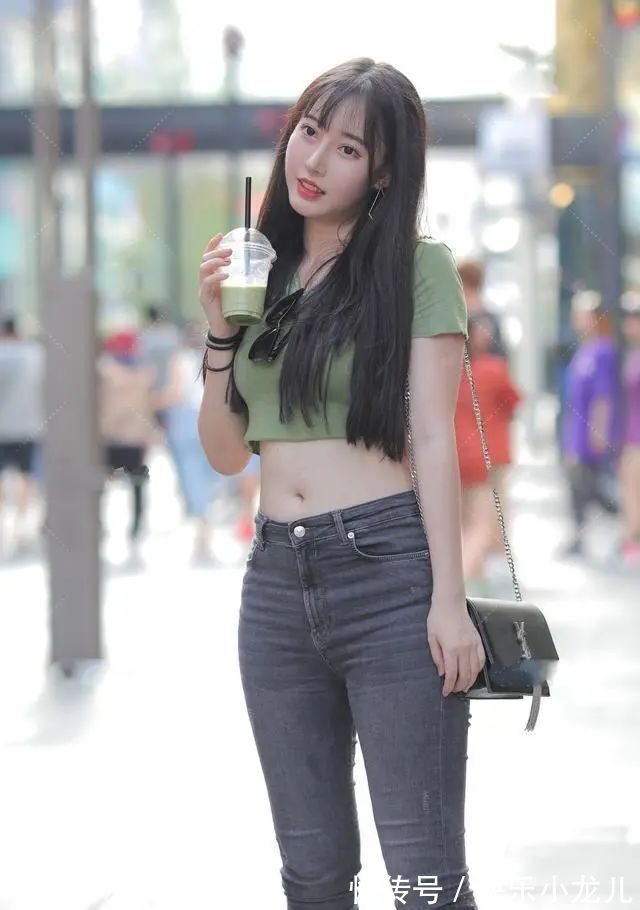 材质 草绿色紧身短袖搭灰色迷彩打底裤,舒适自然,偏轻薄自由随性