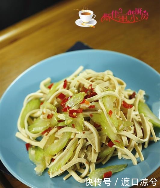 芹菜和它天生一對(duì)，隔天吃一次排黑宿便口臭沒了，體重重回2位數(shù)