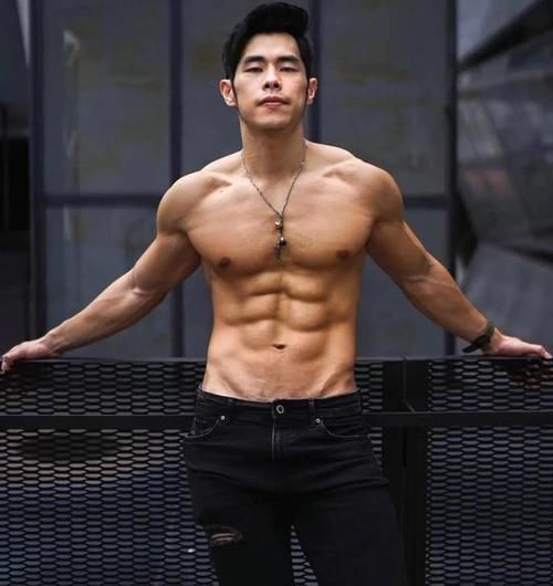 健身|肌肉健身网红，被网友称为“健身界周董”，腹部肌肉非常有型